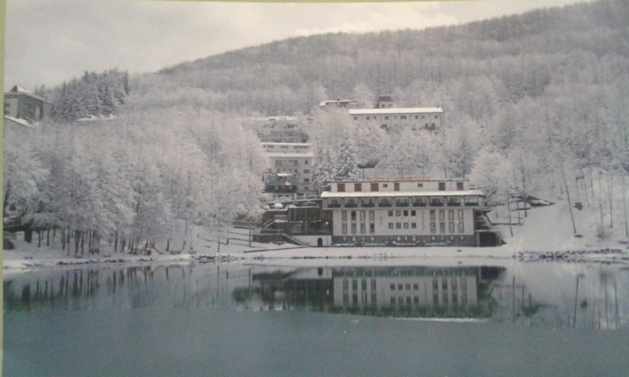 Hotel Cristallo Cerreto Laghi Bagian luar foto